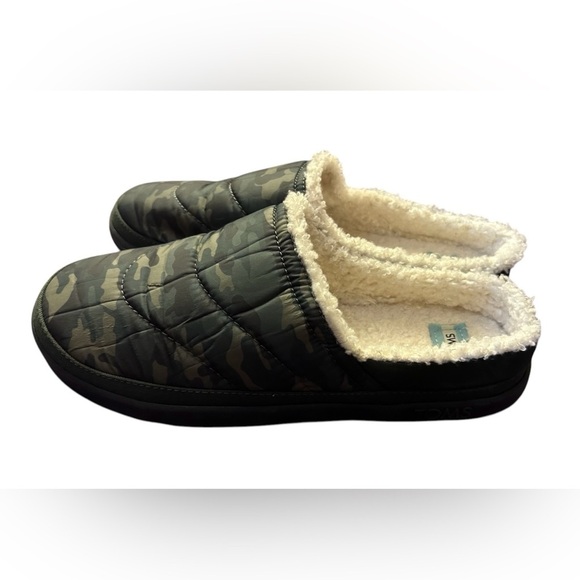 Toms camo slip on slipper with hard bottoms - Picture 2 of 5